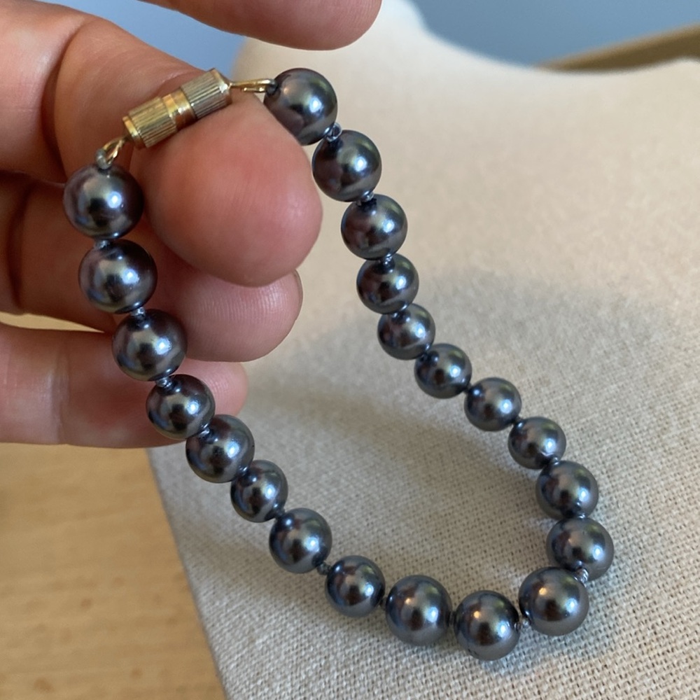 Elegant Black/Silver Pearl Bracelet